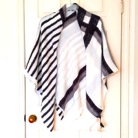 NWT. Zara Large black and white wrap/scarf with stripes. - Picture 3 of 4